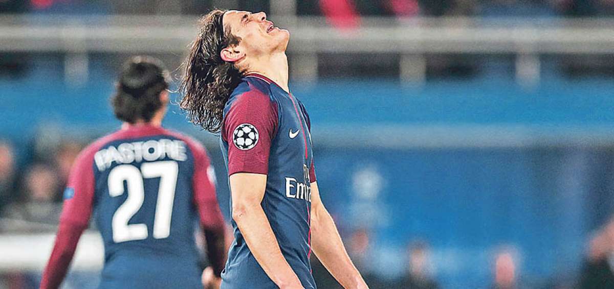 El delantero uruguayo del PSG Edinson Cavani se lamenta durante el partido entre su equipo y el Real Madrid.
