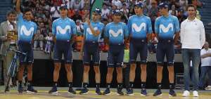 Nairo Quintana (izq.) lidera el equipo de Movistar, en el que tambi&eacute;n est&aacute; el ecuatoriano Richard Carapaz. Los seis integrantes fueron presentados el domingo en el estadio Atanasio Girardot.