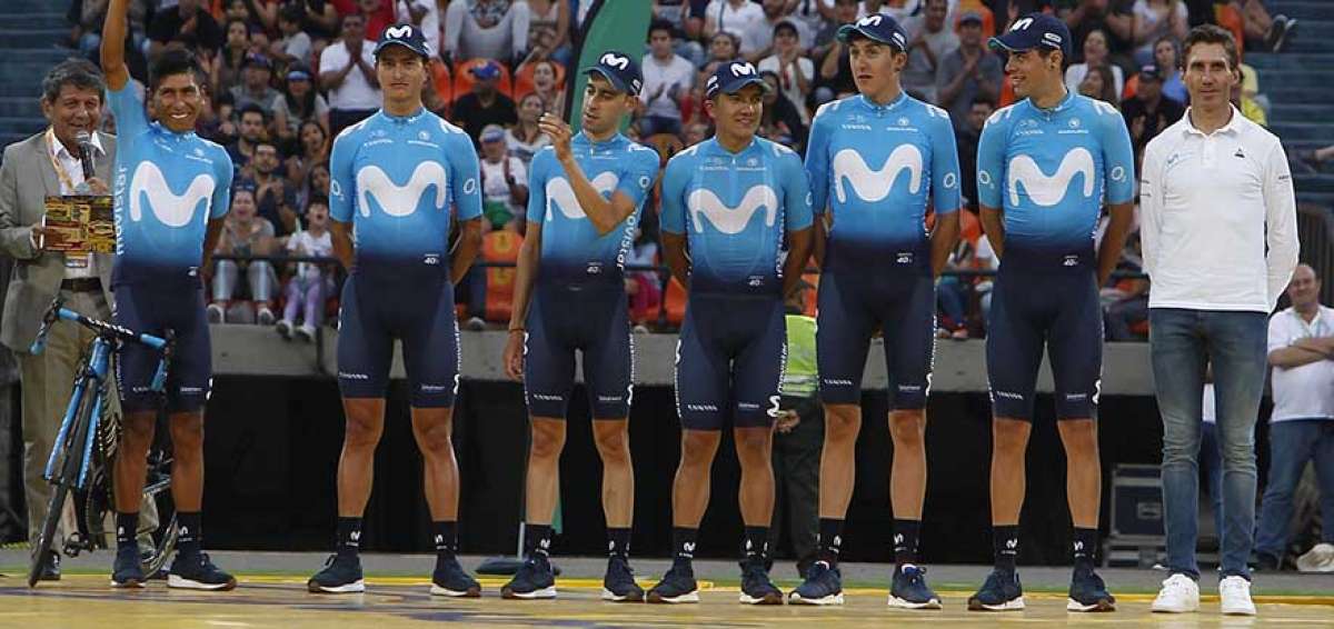 Nairo Quintana (izq.) lidera el equipo de Movistar, en el que tambi&eacute;n est&aacute; el ecuatoriano Richard Carapaz. Los seis integrantes fueron presentados el domingo en el estadio Atanasio Girardot.