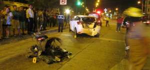 La moto qued&oacute; partida por la mitad debido a la fuerza del impacto. Su conductor sali&oacute; expulsado.