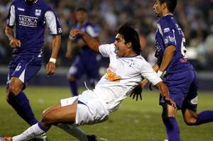 Marcelo Moreno (c) disputa el bal&oacute;n con Jorge Zeballos de Defensor Sporting. Foto: EFE
