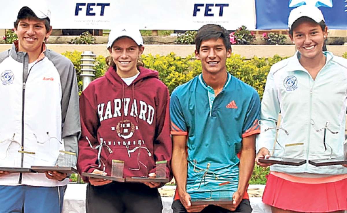 Los ganadores y los vicecampeones recibieron sendos reconocimientos durante la premiaci&oacute;n en el Cuenca Tenis y Golf Club. Foto: Cortes&iacute;a.