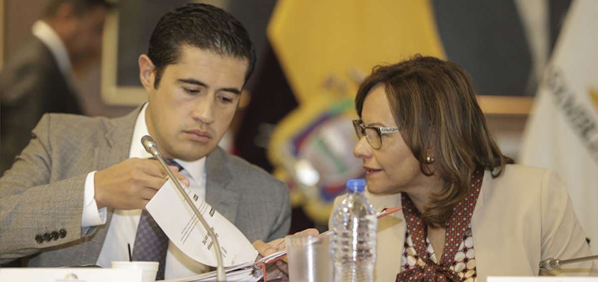 El ministro de Econom&iacute;a, Richard Mart&iacute;nez, fue recibido por la presidenta de la Asamblea, Elizabeth Cabezas.