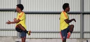 Los seleccionados colombianos Juan Cuadrado (i) y Carlos S&aacute;nchez, durante una sesi&oacute;n de entrenamiento al exterior del estadio Cosmos Arena en Samara. 