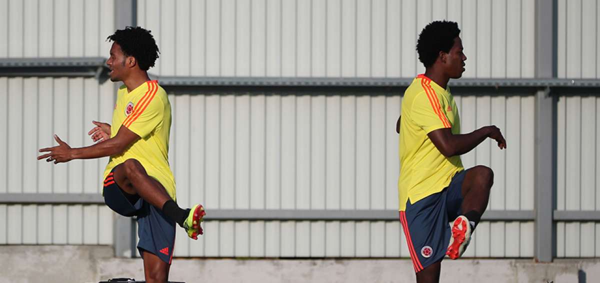 Los seleccionados colombianos Juan Cuadrado (i) y Carlos S&aacute;nchez, durante una sesi&oacute;n de entrenamiento al exterior del estadio Cosmos Arena en Samara. 