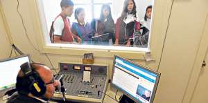 Los estudiantes del club de periodismo, Distrito 1, llegaron hasta radio Cat&oacute;lica para admirar su labor. Foto: Fernando Machado / El Tel&eacute;grafo