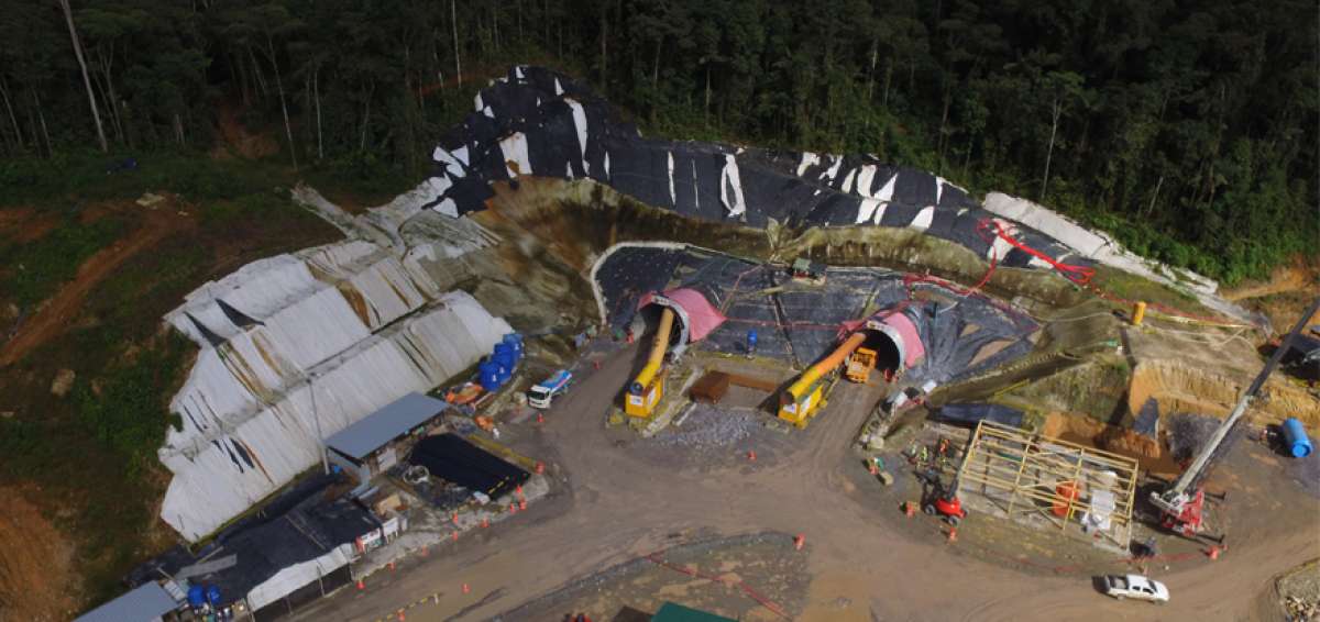 A inicios de 2018 se inauguraron los portales de acceso a la mina. Los t&uacute;neles recorrer&aacute;n tres kil&oacute;metros cada uno para llegar al yacimiento de oro.