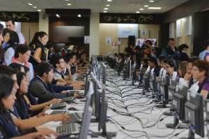 200 verificadores del CNE participan en el proceso de revisi&oacute;n de las r&uacute;bricas. Foto: Miguel Jim&eacute;nez/El Tel&eacute;grafo.