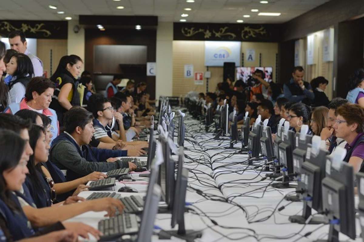 200 verificadores del CNE participan en el proceso de revisi&oacute;n de las r&uacute;bricas. Foto: Miguel Jim&eacute;nez/El Tel&eacute;grafo.