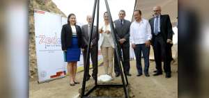 Eva Garc&iacute;a (centro) puso la primera piedra de la planta de reactivos que funcionar&aacute; en diciembre del pr&oacute;ximo a&ntilde;o.