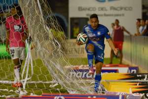 El delantero &Aacute;ngel Mena se reivindic&oacute; con la hinchada de Emelec luego de errar un penal a los 28&rsquo;. Con este triunfo el &lsquo;Ballet&rsquo; suma 32 unidades. Foto: Miguel Jim&eacute;nez / El Tel&eacute;grafo