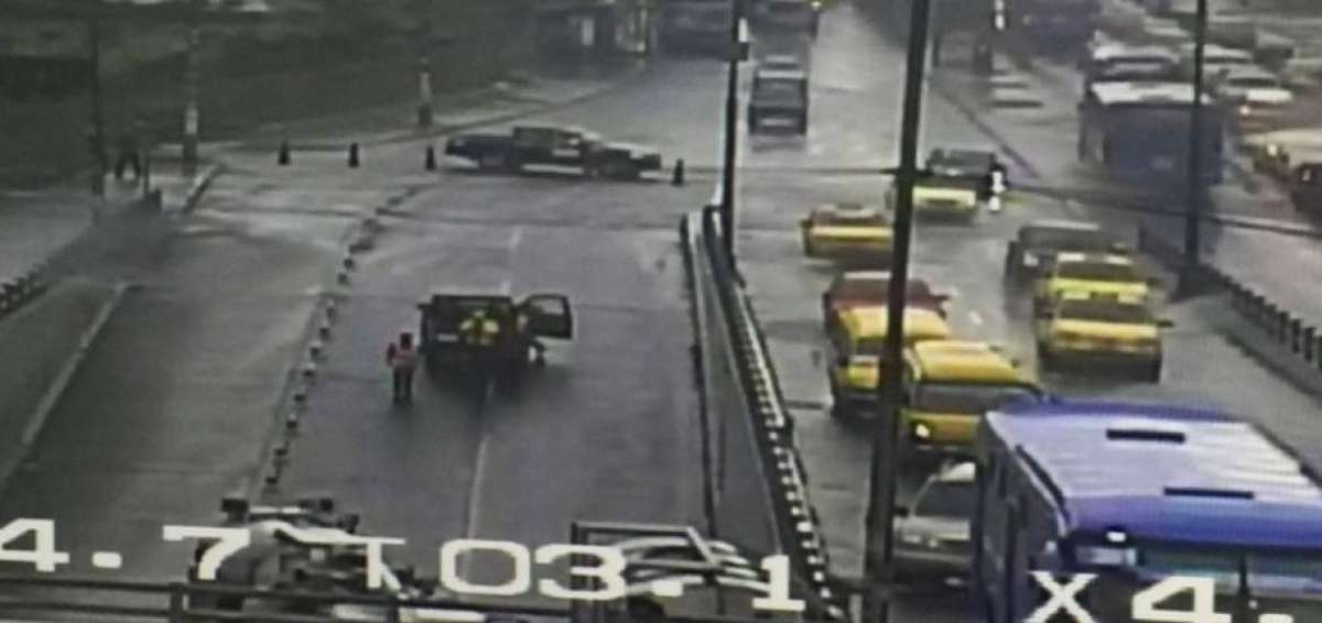 Lluvia causa cierre de paso deprimido en Quito