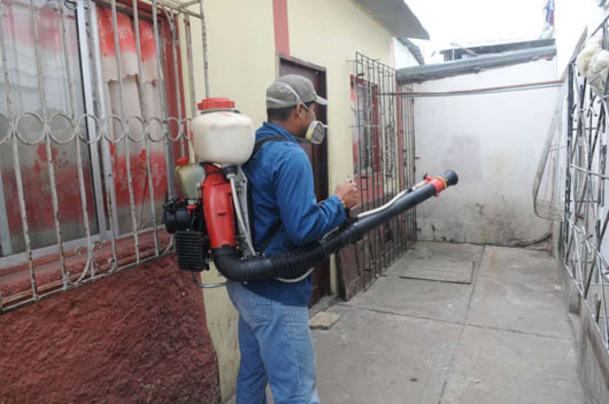 Desde diciembre de 2013 el MSP activ&oacute; la alerta epidemiol&oacute;gica contra el chikingunya. Esto incluye la fumigaci&oacute;n en sectores claves. Foto: Archivo