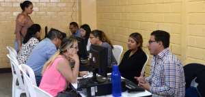Padres de familia acudieron al colegio Ati II Pillahuaso para presentar la documentaci&oacute;n.