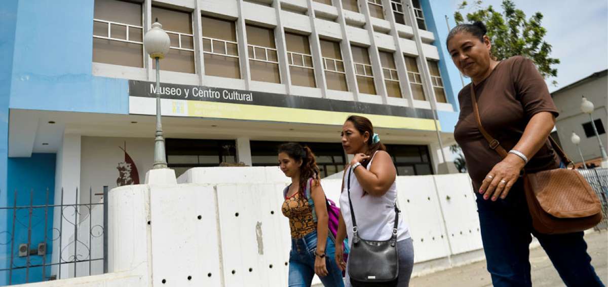Desde la parte exterior del  malec&oacute;n se observan las paredes resquebrajadas por un temblor registrado en diciembre de 2017. El edificio del museo de Bah&iacute;a de Car&aacute;quez est&aacute; cerrado m&aacute;s de un a&ntilde;o. Los residentes locales solicitan que se realicen los trabajos de rehabilitaci&oacute;n.