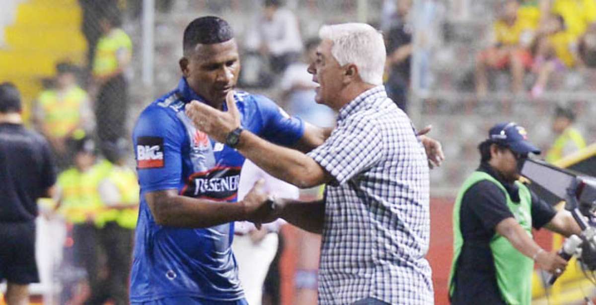 Jorge Guagua es felicitado por su t&eacute;cnico, Omar De Felippe, por el gol de la victoria que marc&oacute; el s&aacute;bado pasado en el estadio Monumental. Foto: Eduardo Escobar / El Tel&eacute;grafo
