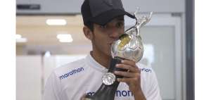 El goleador del Sudamericano, Johan Mina, besa el trofeo que lo adjudic&oacute; como tal, luego de marcar seis tantos en el certamen.