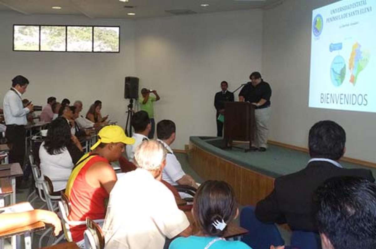 Decenas de pescadores de varias provincias estuvieron en la presentaci&oacute;n del estudio. 