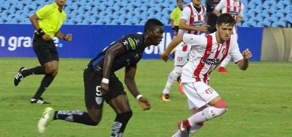 El delantero Stiven Plaza, de Independiente (i), persigue el bal&oacute;n ante la marca de un jugador de River Plate.
