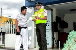 La Polic&iacute;a Nacional solicita datos a los viajeros para brindar protecci&oacute;n a las viviendas. Foto:  Cortes&iacute;a