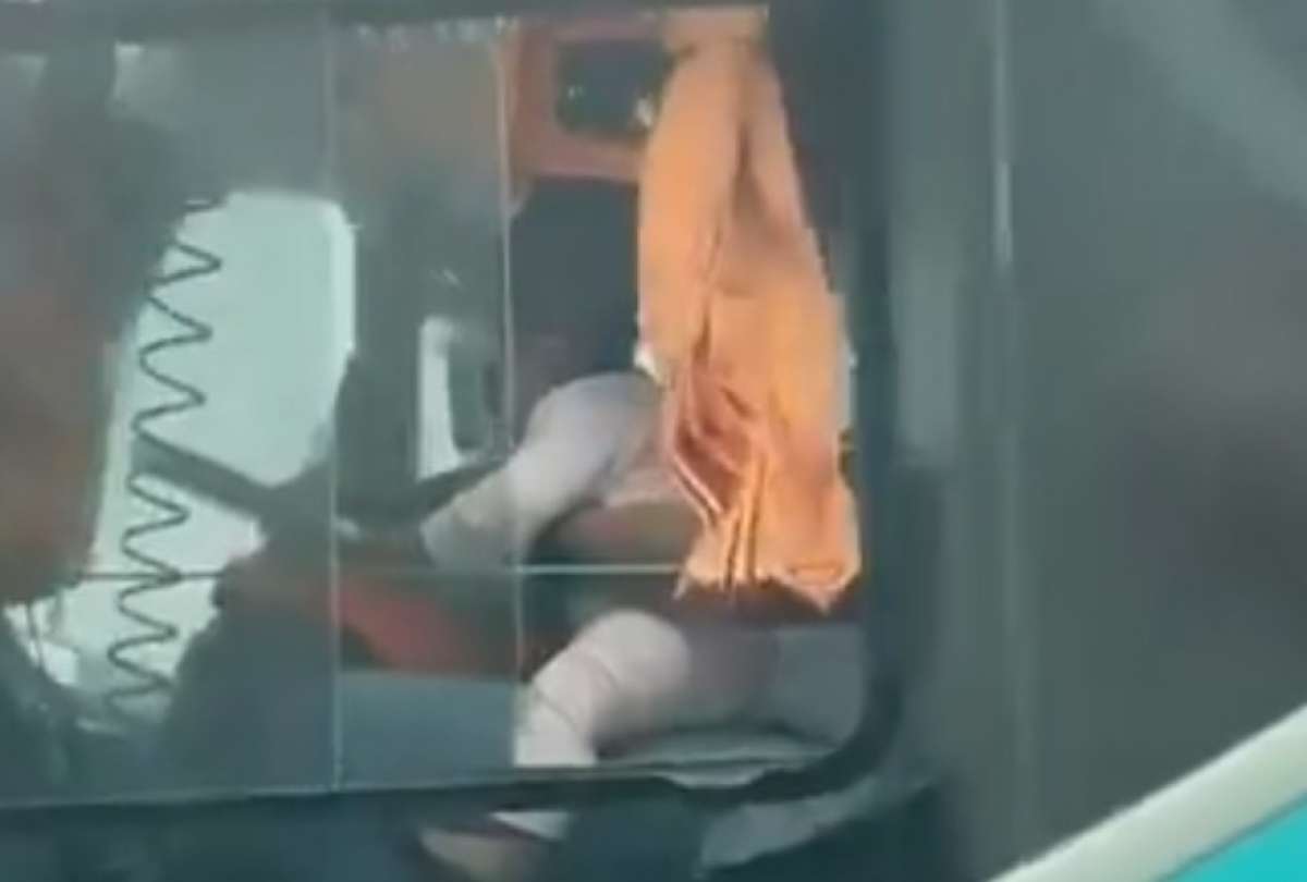Un conductor maneja con un beb&eacute; en sus piernas mientras va por la autopista General Rumi&ntilde;ahui. 