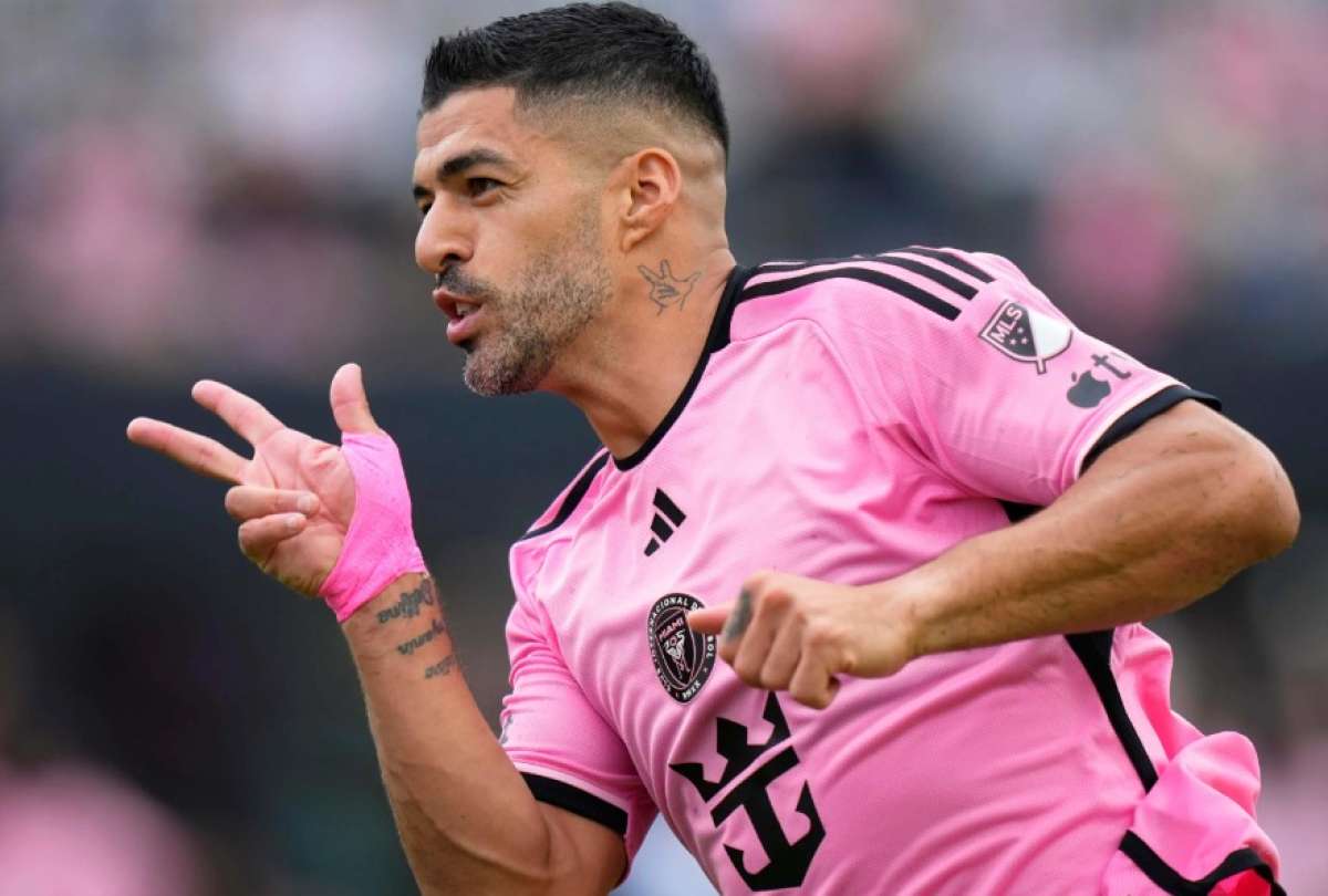 Luis Suárez ocasionó una nueva polémica en su carrera como futbolista, tras escupir a su rival. 