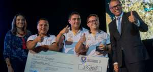 La vicealcaldesa de Quito, Anabela Hermosa (i), y el vicepresidente Jorge Glas entregaron el premio principal.