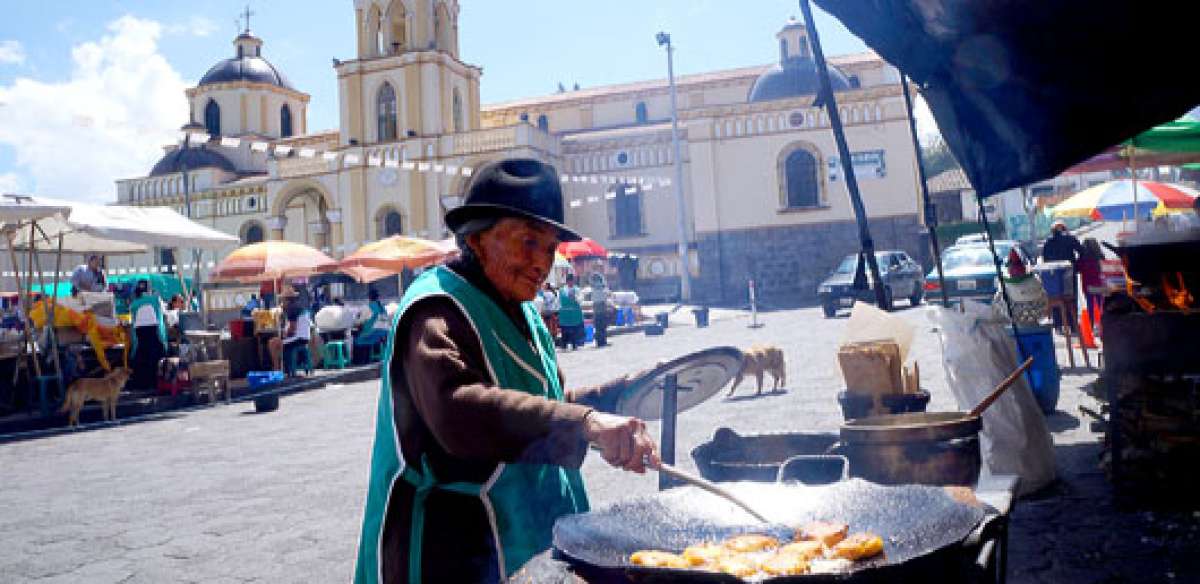 40 comerciantes de comidas t&iacute;picas se organizaron en el lugar para ofrecer abundantes viandas los domingos para los feligreses que concurren de diversos lugares a o&iacute;r misa. Foto: Silvia Osorio |  para El Tel&eacute;grafo