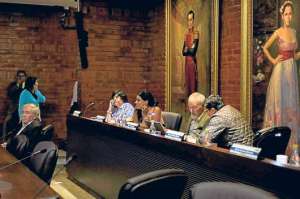 Varios integrantes de la bancada SUMA-VIVE (fila de atr&aacute;s) se mantuvieron en la sala del Concejo luego de que Daniela Chac&oacute;n suspendiera la sesi&oacute;n. Foto: Miguel Jim&eacute;nez/ El Tel&eacute;grafo