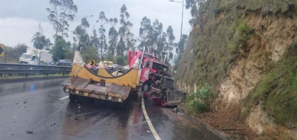 Accidente de tr&aacute;nsito caus&oacute; congesti&oacute;n en avenida Sim&oacute;n Bol&iacute;var, en Quito