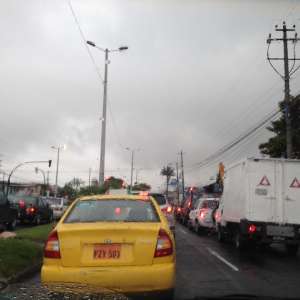 La avenida 10 de Agosto resulta insuficiente para la cantidad de carros que hay en las ma&ntilde;anas. Foto: Mar&iacute;a Elena Vaca/ EL TEL&Eacute;GRAFO