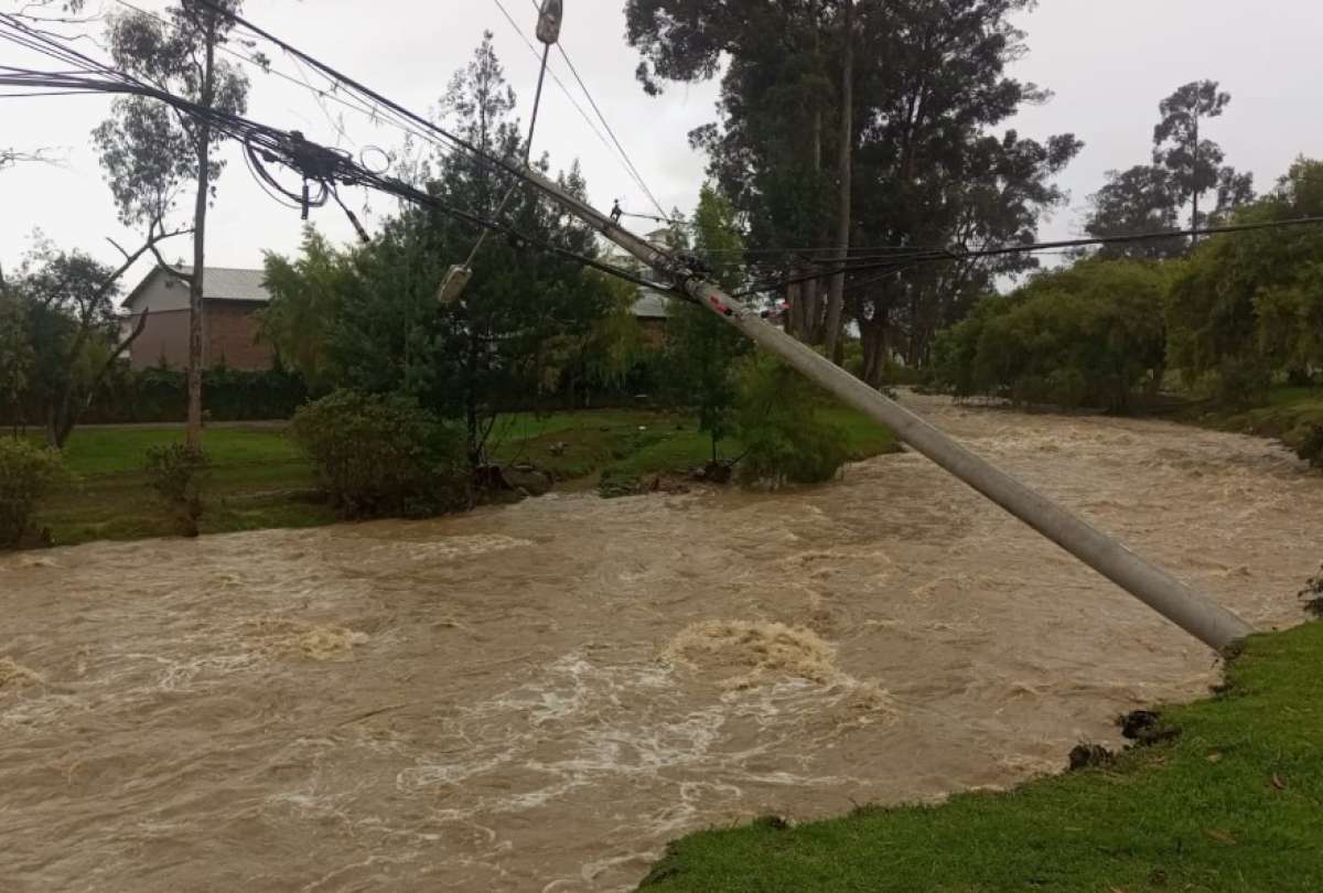 Lluvias provocan el desbordamiento del río Tomebamba
