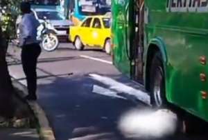 Una mujer falleci&oacute; tras caer bajo las llantas de un bus; habr&iacute;a iniciado con un asalto. 