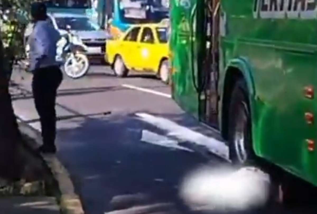 Una mujer falleci&oacute; tras caer bajo las llantas de un bus; habr&iacute;a iniciado con un asalto. 