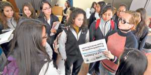 Alumnos del club de periodismo conversaron con Sandra Arraya, editora del cart&oacute;NPiedra. Foto: Archivo / El Tel&eacute;grafo