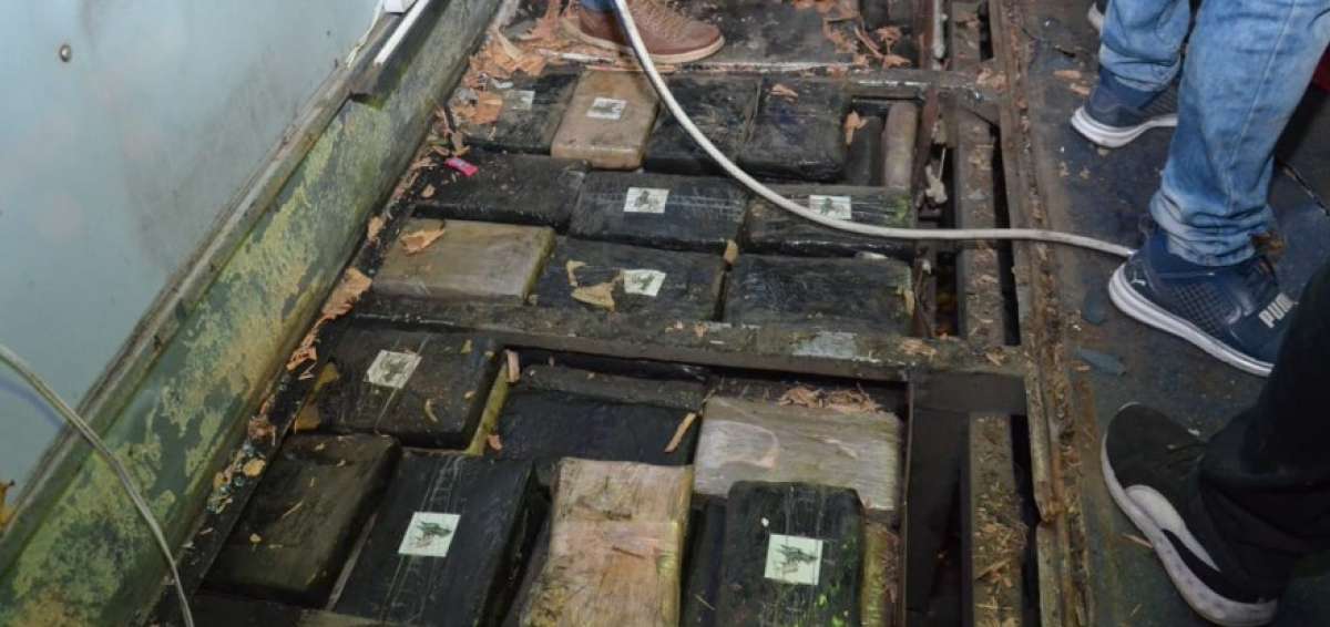 M&aacute;s de una hora tom&oacute; a los polic&iacute;as extraer la noche del 16 de agosto los paquetes de droga que se encontraban camuflados en el piso del autob&uacute;s que se accident&oacute; en la v&iacute;a que une a Quito con Papallacta.