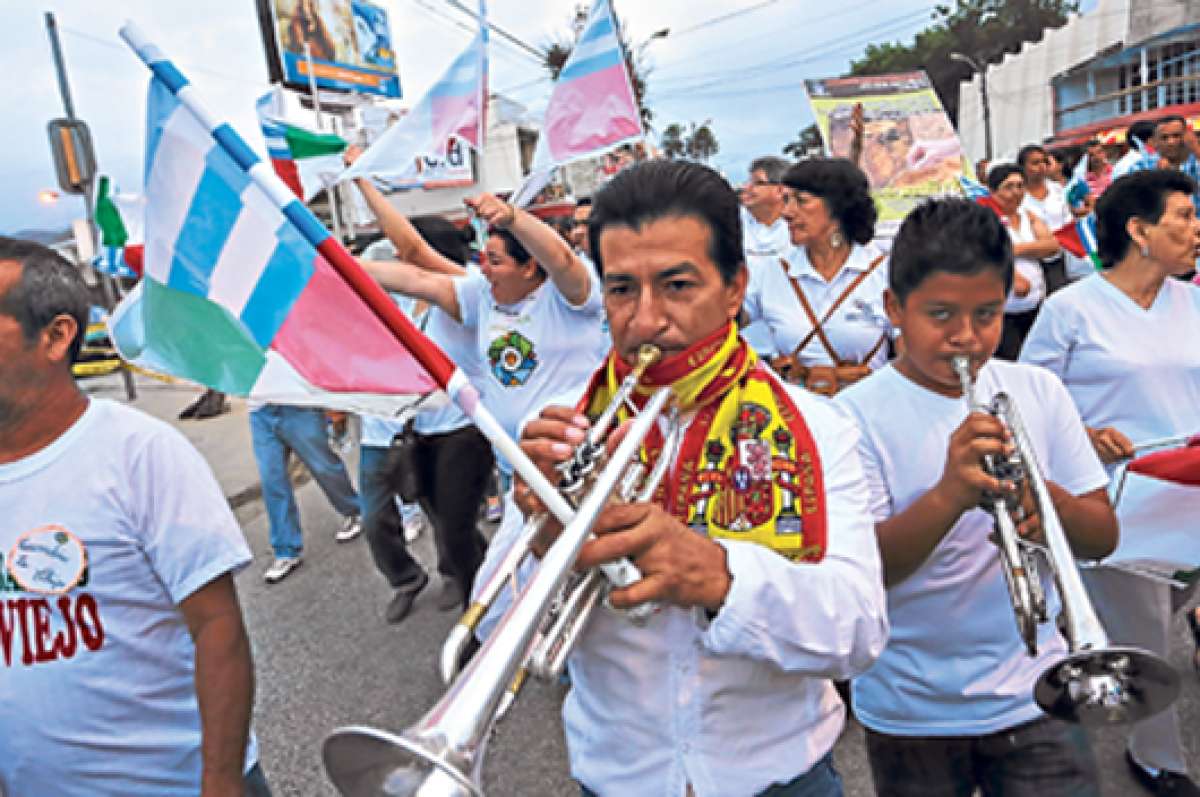 Diversas agrupaciones estuvieron presentes en la marcha &lsquo;Cambia tu chip&rsquo;, que es parte de un proyecto para fomentar el civismo en Portoviejo. Foto: Rodolfo P&aacute;rraga / El Tel&eacute;grafo
