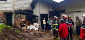 Bomberos inspeccionan una vivienda en donde se registr&oacute; un deslizamiento de tierra.