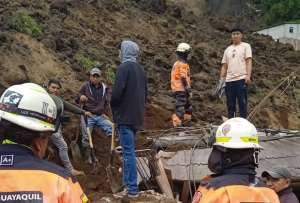 Las autoridades activaron contingentes para atender a los damnificados del deslizamiento de tierra en Alausí.