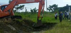  Para corroborar que se trata de un rumor, las autoridades realizaron una excavaci&oacute;n con maquinaria del Municipio de Pedernales.