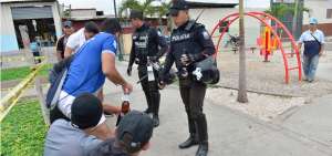 Para socializar los controles de libadores en la v&iacute;a Perimetral, la Polic&iacute;a realiz&oacute; ayer una recreaci&oacute;n donde decomis&oacute; botellas de cerveza y alcohol.
