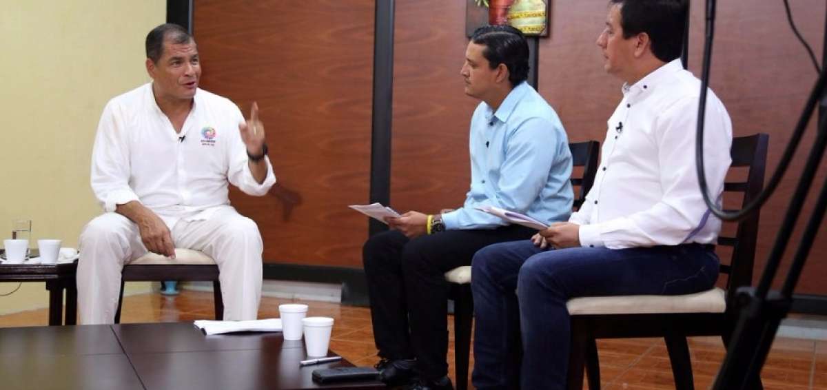 El mandatario saliente durante una entrevista con periodistas de medios de comunicaci&oacute;n de la provincia Los R&iacute;os.