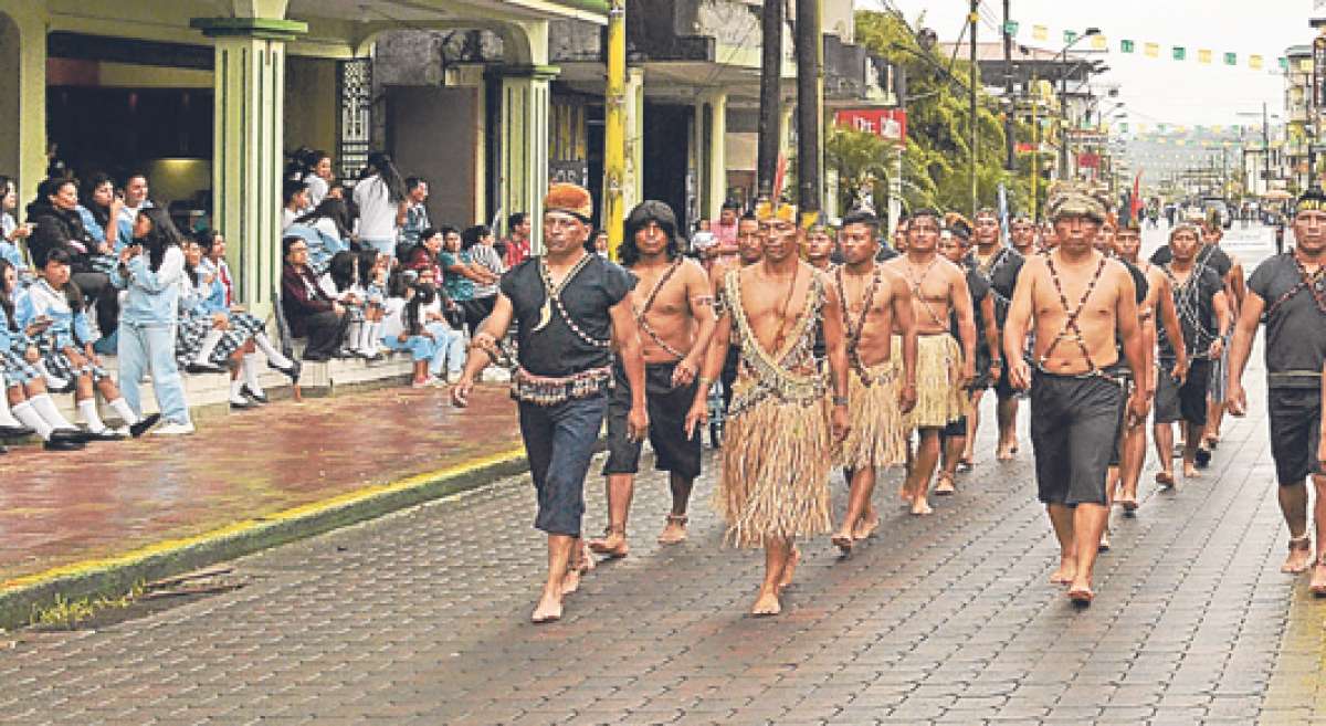 Con sus atuendos tradicionales, los miembros de las distintas nacionalidades marcharon por las calles de la ciudad. Foto: Roberto Ch&aacute;vez / El Tel&eacute;grafo