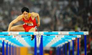 En 2004, en Atenas, Liu Xiang gan&oacute; el oro en 110 metros vallas. Foto: Agencia AFP