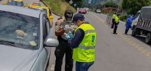 En Loja se realizan controles en los accesos a la ciudad con fumigaci&oacute;n y medici&oacute;n de la temperatura, con apoyo de la Polic&iacute;a y el Ministerio de Salud.