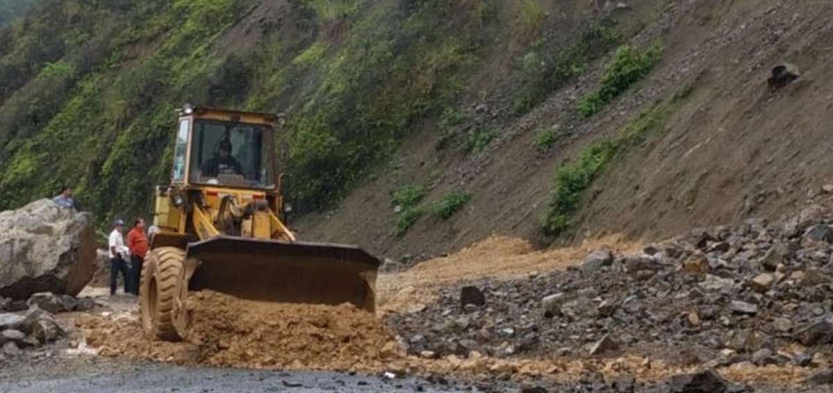 Maquinaria trabajaba hasta la tarde de ayer en la limpieza de la v&iacute;a Cuenca-Molleturo-El Empalme.