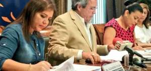 La ministra de Vivienda, Mar&iacute;a Alejandra Vicu&ntilde;a; el prefecto del Guayas, Jimmy Jairala, y la alcaldesa de Dur&aacute;n, Alexandra Arce, durante la firma del convenio.