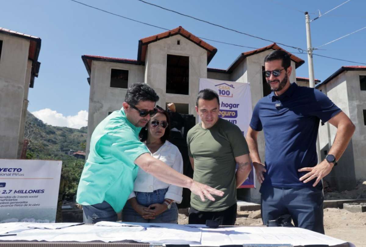 Presidente Noboa inspecciona viviendas para 100 familias damnificadas en Pi&ntilde;as