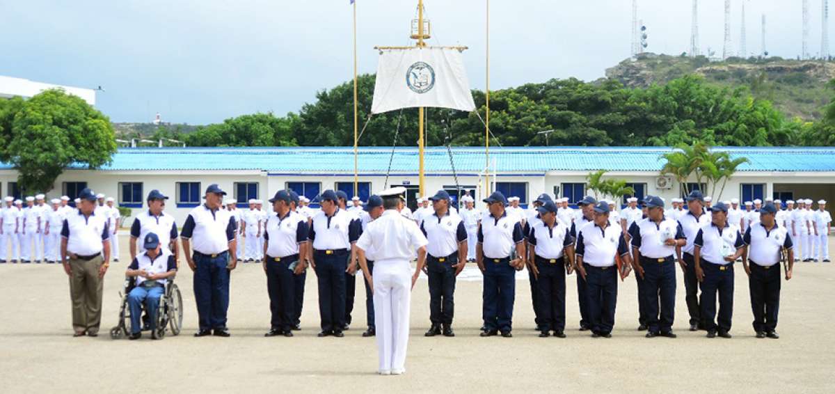 Durante el evento, los homenajeados formaron como lo hac&iacute;an en su &eacute;poca de actividad en la Armada.