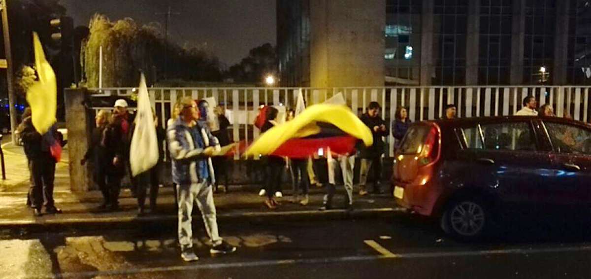 Manifestaci&oacute;n afuera del edificio de medios p&uacute;blicos en Quito